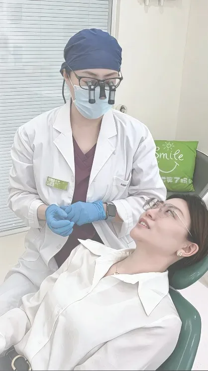 Patient coordination discussion before dental travel
